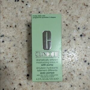 Clinique Moisturizing Lotion+ with Pump - Light Green